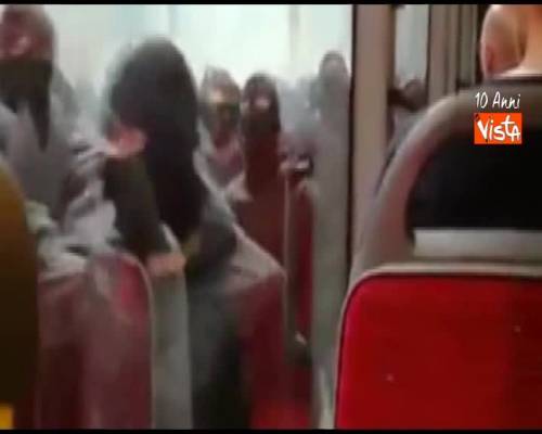 G20, passano i black bloc: passeggeri bus assistono terrorizzati
