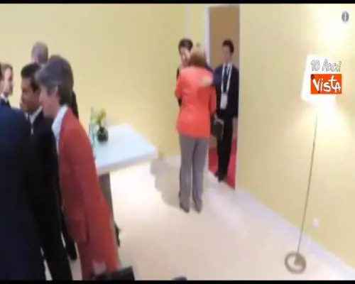 G20 dietro le quinte, non solo Trump-Putin: abbraccio Trudeau-Macron e il bacio di Juncker a Erdogan