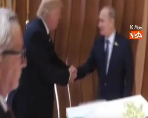 G20, la stretta di mano tra Trump e Putin. E la carezza del presidente Usa