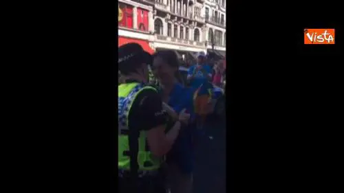Gay pride Londra, proposta di matrimonio alla poliziotta