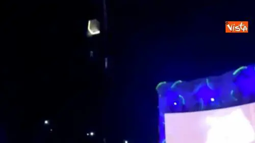 Tragedia al concerto dei Green Day, l'acrobata cade e muore durante l'esibizione