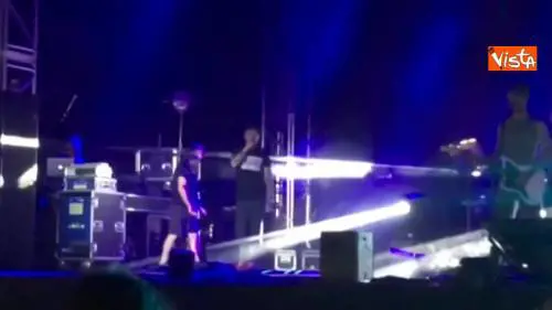 J-Ax cade sul palco entrando con il segway durante il concerto