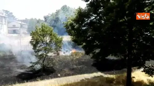 Fiamme nel quartiere di Colli Aniene a Roma, continuano gli incendi