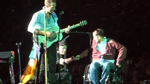 Coldplay, il fan disabile viene portato sul palco dal pubblico