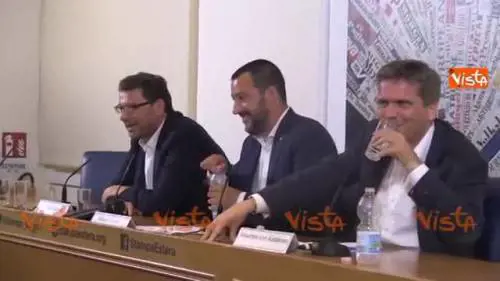 Salvini: "Sudo come un cammello ma non tolgo giacca perché sono un leghista elegante