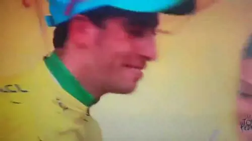 Il momento in cui Aru indossa la maglia gialla