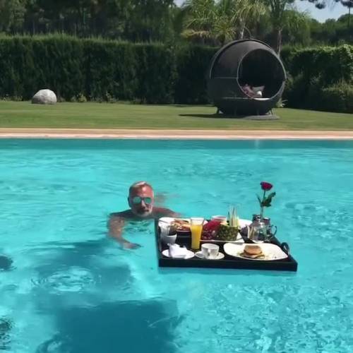 La "floating breakfast" di Gianluca Vacchi in piscina