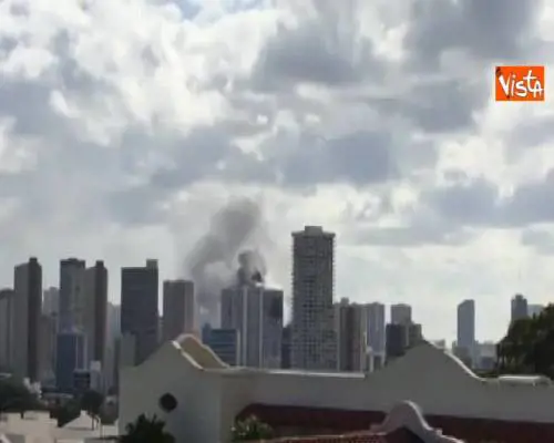 Incendio grattacielo Honolulu, il fumo nei cieli della citta' statunitense 