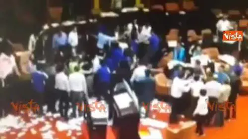 Rissa al parlamento di Taipei: in Aula vola di tutto