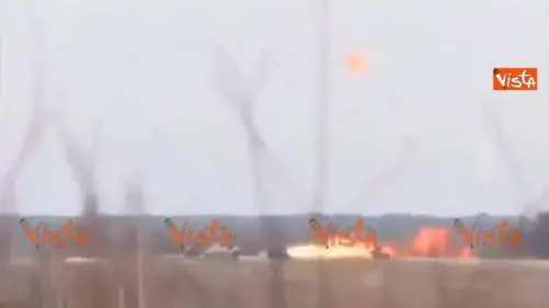 Il jet da guerra s'incendia sulla pista: il pilota si lancia e si salva 