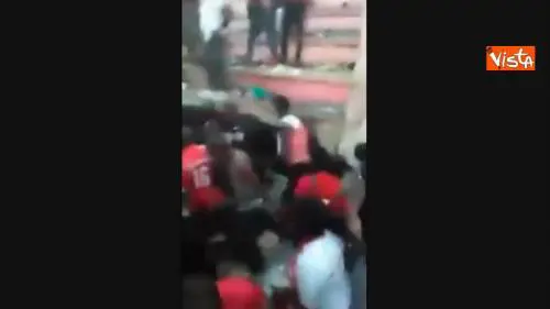 Crolla un muro allo stadio di Dakar, 9 morti e decine di feriti