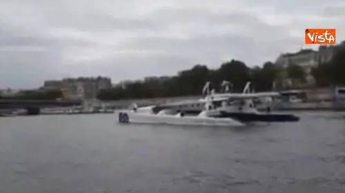 Energy Observer, il catamarano a idrogeno e' salpato da Parigi, fara' il giro del mondo