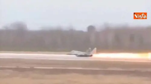 Il jet da guerra s'incendia sulla pista, il pilota si lancia e si salva