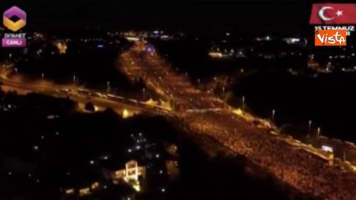Folla oceanica per Erdogan ad Istanbul ad un anno dal tentato golpe