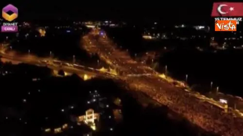 Folla oceanica per Erdogan ad Istanbul ad un anno dal tentato golpe
