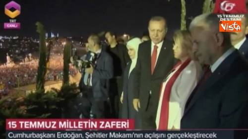 Erdogan saluta la folla scesa in strada ad Istanbul ad un anno dal tentato golpe