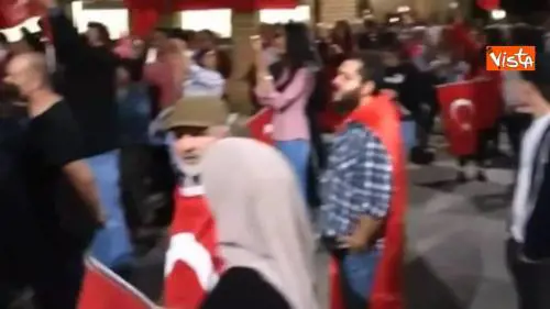 Cittadini turchi a Dusseldorf sventolano bandiere in piazza ad un anno dal tentato golpe in Turchia