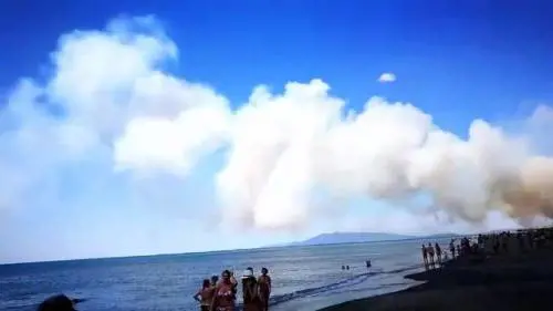 A Capalbio fiamme alle spalle della spiaggia