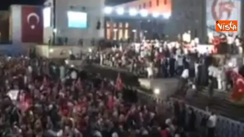 Erdogan parla dal palco e il drone da ripresa cade sulla folla, almeno 5 feriti