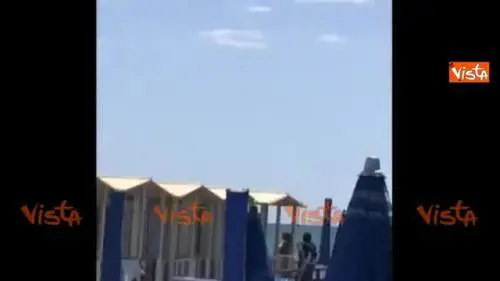 Tromba d'aria a Olbia: gli ombrelloni volano trascinati dal vento