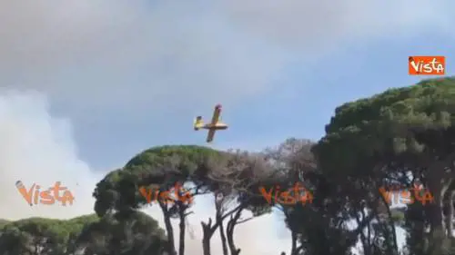 Canadair in azione a Castel Fusano