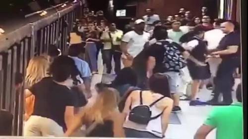 Passeggeri della metropolitana di Milano catturano un borseggiatore