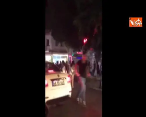 Terremoto Turchia, una folla impaurita si riversa in strada