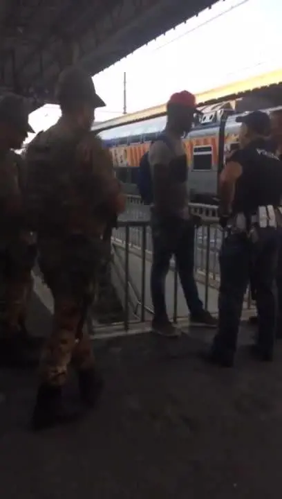 "Torna nel Burundi, fuori dai c...": lite poliziotto migrante