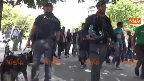 Blitz in stazione a Milano: migranti fermati e perquisiti 