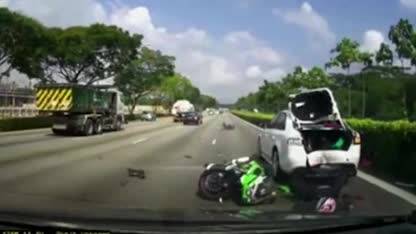 Il terribile schianto in autostrada con la moto