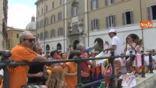 NoVax contro i deputati in uscita da Montecitorio, tra cori e insulti