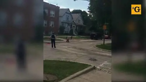 Chicago, si denuda e si evira in strada