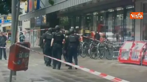 Accoltellamento ad Amburgo, teste di cuoio arrivano nella zona dell'attacco