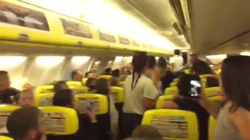 Rissa sul volo Ryanair, le ragazze vengono fatte scendere dall'aereo