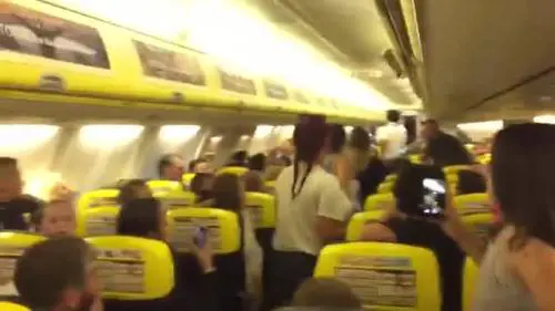 Rissa sul volo Ryanair, le ragazze vengono fatte scendere dall'aereo