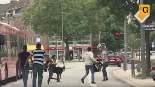 L'aggressore di Amburgo fermato a colpi di sedia