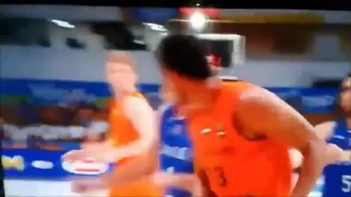 Gallinari tira un pugno e si rompe la mano
