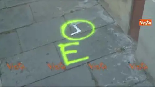 Migrante ruba una pistola al vigile e spara