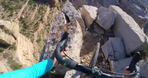 Lo stuntman Brumotti in bilico tra le gole del Grand Canyon