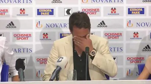Le lacrime del campione che annuncia il ritiro davanti ai suoi tifosi