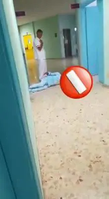Anziano con femore rotto striscia in ospedale per protesta
