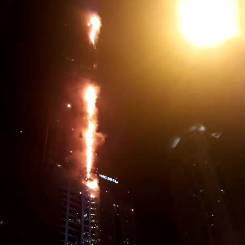 La Torch Tower a Dubai è andata di nuovo a fuoco