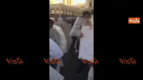 Manifestanti libici bruciano una bandiera italiana