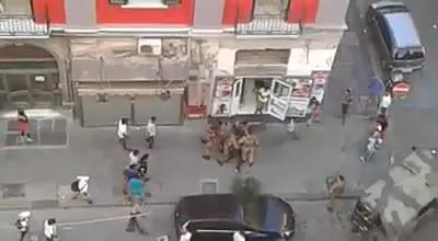 Napoli, gli immigrati accerchiano i soldati per impedire un fermo