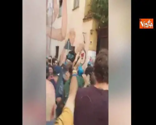 Scontri tra polizia e manifestanti durante lo sgombero del centro sociale Labas a Bologna 