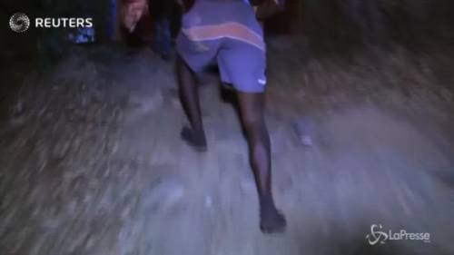 Migranti, a decine sfondano il valico di Ceuta