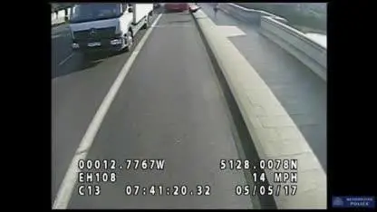 Londra, spinge una donna sotto al bus: è caccia al runner