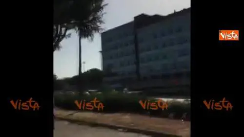 Roma, famiglie sui tetti mentre viene sgomberata una palazzina