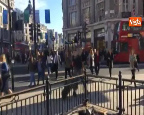 Fumo nella metro di Londra, i passeggeri fuggono dalla fermata Oxford Circus 