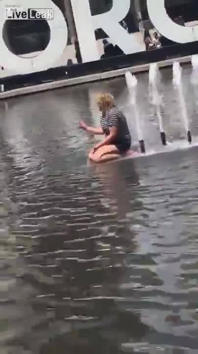 Toronto, una donna entra in una fontana per "soddisfarsi"